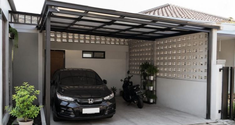 Desain Garasi Rumah dengan Roster untuk Sirkulasi Udara yang Baik