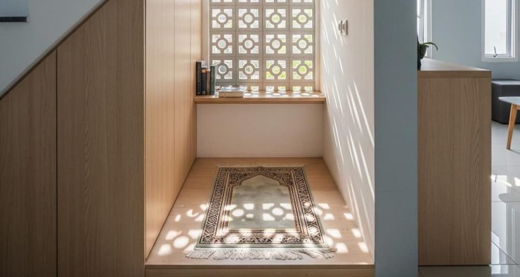 Desain Mushola Rumah Kecil dengan Roster untuk Cahaya Alami yang Nyaman