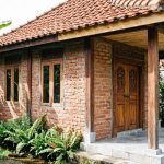 Desain Rumah Kampung Kombinasi Material Alami untuk Pedesaan