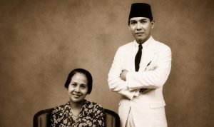Dua Dekade Inggit Mendukung Soekarno Menuju Puncak