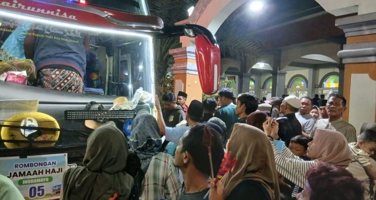 Haji Haurgeulis Pulang, Keluarga Bersujud Syukur Sambut Haru