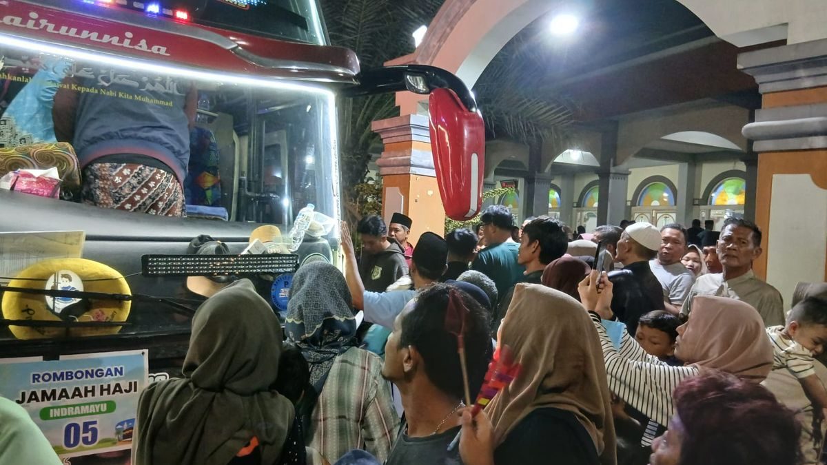 Haji Haurgeulis Pulang, Keluarga Bersujud Syukur Sambut Haru