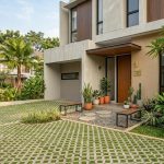 Inspirasi Taman Depan Rumah dengan Paving Rumput yang Menyejukkan