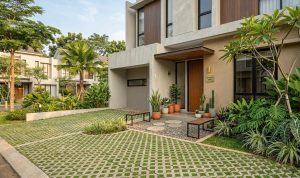 Inspirasi Taman Depan Rumah dengan Paving Rumput yang Menyejukkan