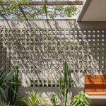 Inspirasi Taman Kering dengan Dinding Roster yang Menawan untuk Rumah Minimalis