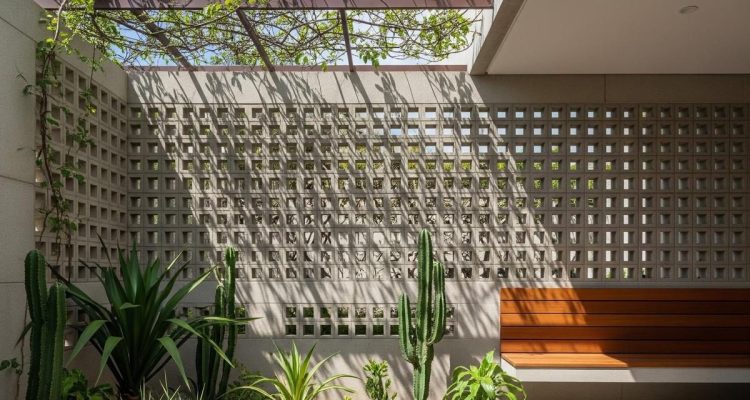 Inspirasi Taman Kering dengan Dinding Roster yang Menawan untuk Rumah Minimalis