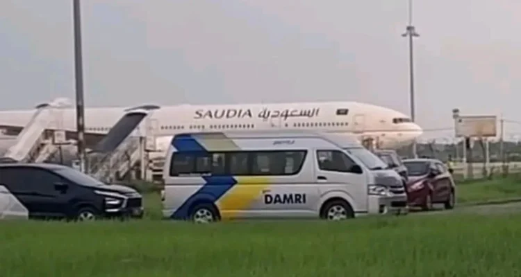 Jamaah Haji Indramayu Kloter 1 Tiba di Kertajati, Sambut Haru Keluarga