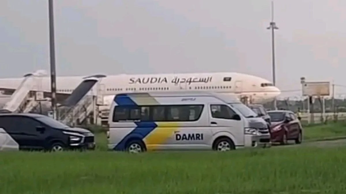 Jamaah Haji Indramayu Kloter 1 Tiba di Kertajati, Sambut Haru Keluarga