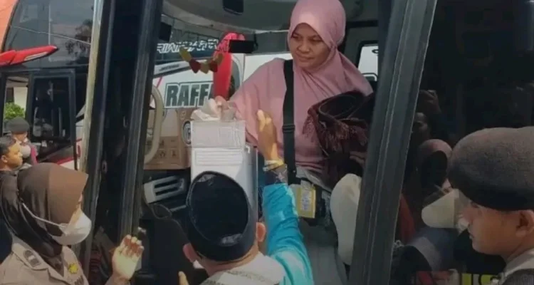 Jemaah Haji Indramayu Pulang: Ratusan Keluarga Lepas Rindu di Pendopo