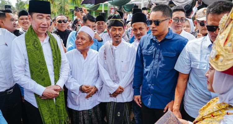 Jokowi Berbagi Cerita Masa Lalu kepada Kiai dan Santri
