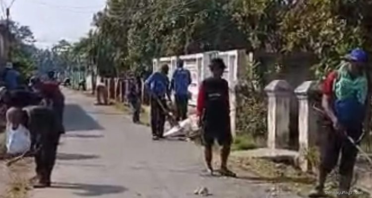 Jumat Bersih Desa Sumbermulya: Gotong Royong Warga Semakin Semangat