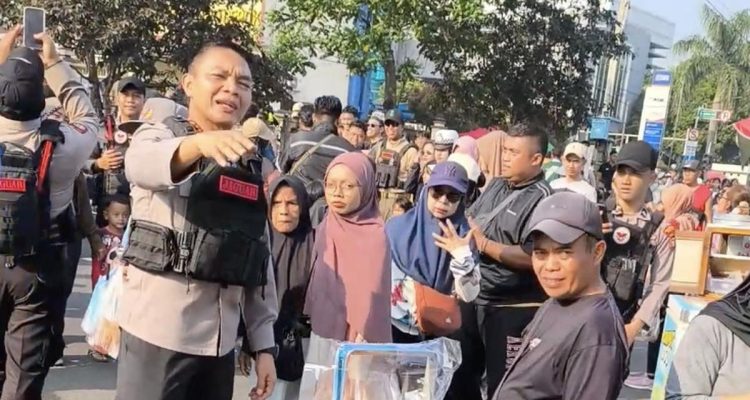 Kapolres Depok Beri Kejutan Warga dengan Jamuan saat CFD dan Ngopi di Malam Hari