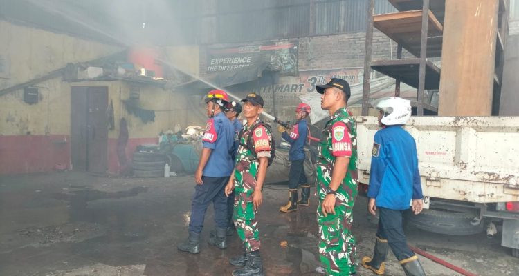 Kebakaran Fitness Center Sleman: Babinsa Sliyeg Bantu Pemadaman, Evakuasi Warga