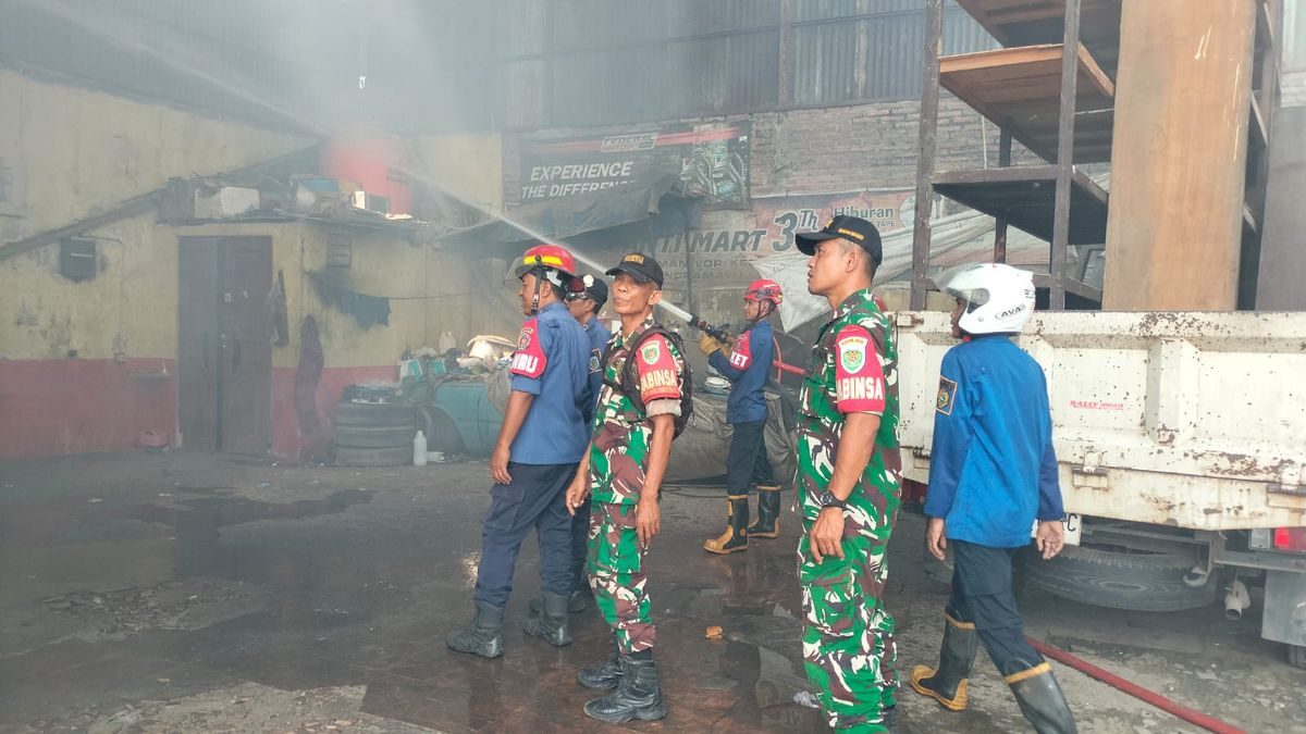 Kebakaran Fitness Center Sleman: Babinsa Sliyeg Bantu Pemadaman, Evakuasi Warga
