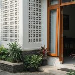 Kombinasi Roster dan Kayu untuk Fasad Rumah Minimalis yang Elegan dan Modern