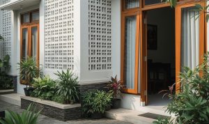 Kombinasi Roster dan Kayu untuk Fasad Rumah Minimalis yang Elegan dan Modern