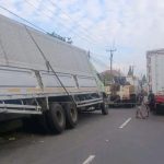 Kontainer Terperosok: Jalur Pantura Sukagumiwang Indramayu Macet