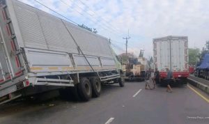 Kontainer Terperosok: Jalur Pantura Sukagumiwang Indramayu Macet