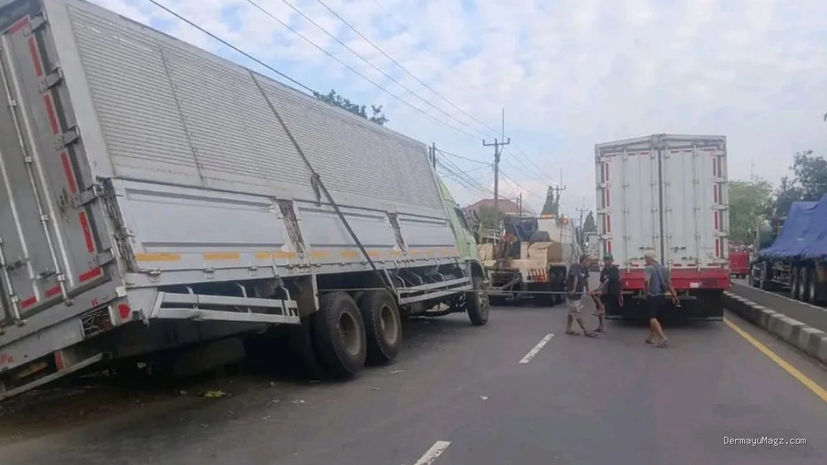Kontainer Terperosok: Jalur Pantura Sukagumiwang Indramayu Macet