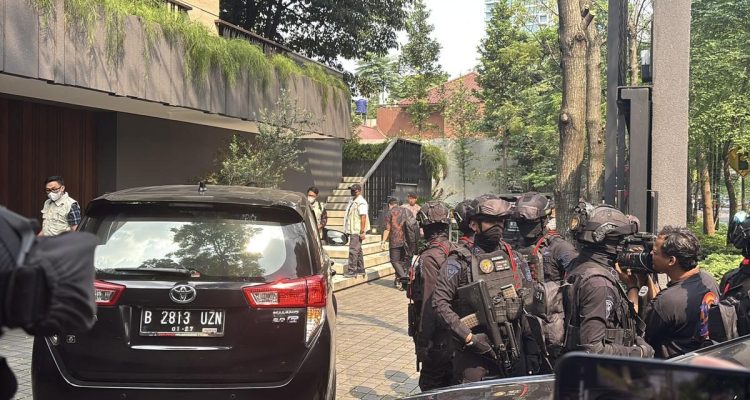 KPK Geledah Rumah Silmy Karim dengan Pengawalan Brimob Bersenjata