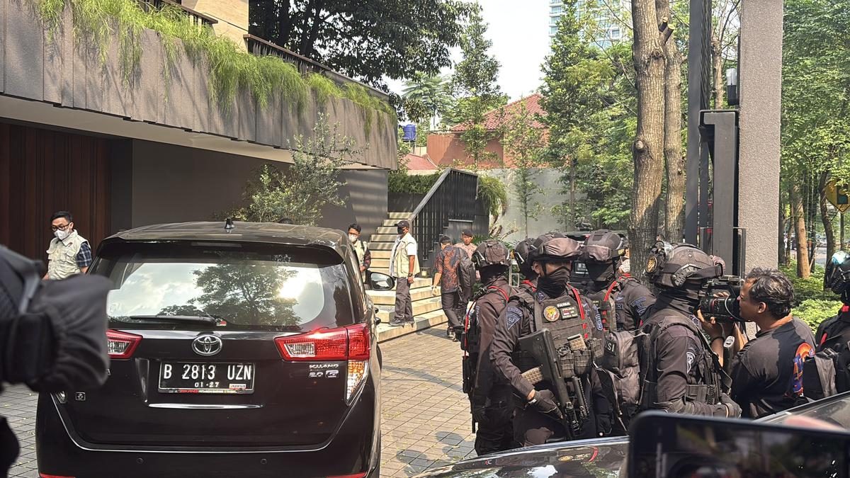 KPK Geledah Rumah Silmy Karim dengan Pengawalan Brimob Bersenjata