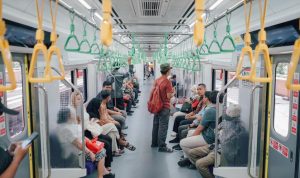 KRL Beroperasi Kembali Setelah Kebakaran di Dekat Jalur Rel Tanah Abang Padam