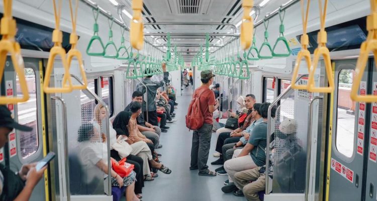 KRL Beroperasi Kembali Setelah Kebakaran di Dekat Jalur Rel Tanah Abang Padam