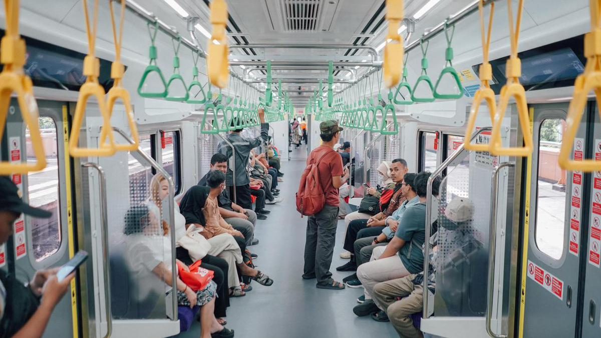 KRL Beroperasi Kembali Setelah Kebakaran di Dekat Jalur Rel Tanah Abang Padam