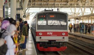 KRL Tanah Abang-Duri Terganggu Akibat Kebakaran Dekat Rel