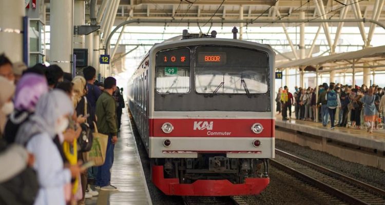 KRL Tanah Abang-Duri Terganggu Akibat Kebakaran Dekat Rel