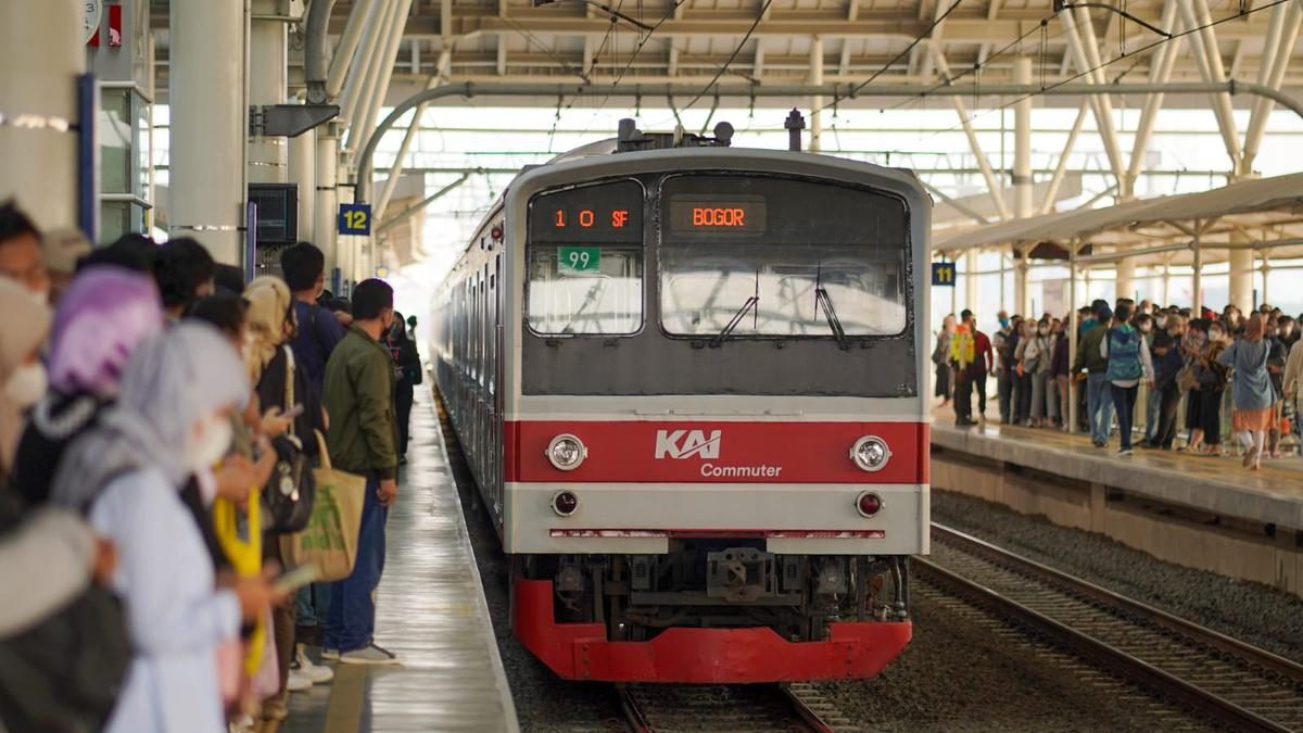 KRL Tanah Abang-Duri Terganggu Akibat Kebakaran Dekat Rel