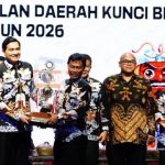 Lucky Hakim Serahkan Piala Bergilir PORSENITAS XIII 2026 Cirebon