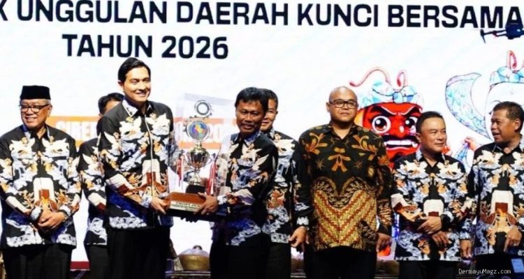 Lucky Hakim Serahkan Piala Bergilir PORSENITAS XIII 2026 Cirebon