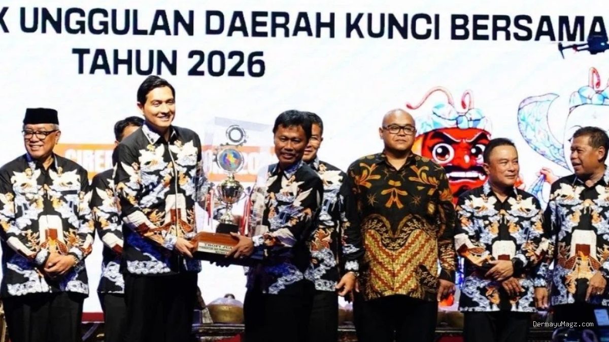 Lucky Hakim Serahkan Piala Bergilir PORSENITAS XIII 2026 Cirebon