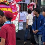 Mahasiswa Gelar Aksi di Gedung DPR Sambil Membawa Karangan Bunga