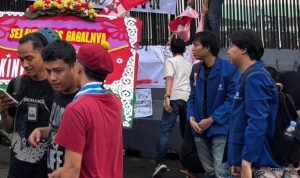 Mahasiswa Gelar Aksi di Gedung DPR Sambil Membawa Karangan Bunga
