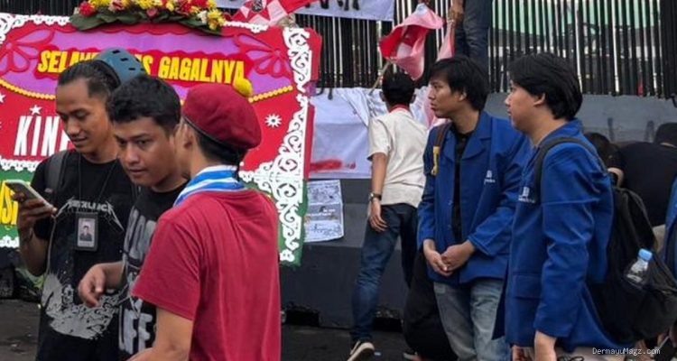 Mahasiswa Gelar Aksi di Gedung DPR Sambil Membawa Karangan Bunga