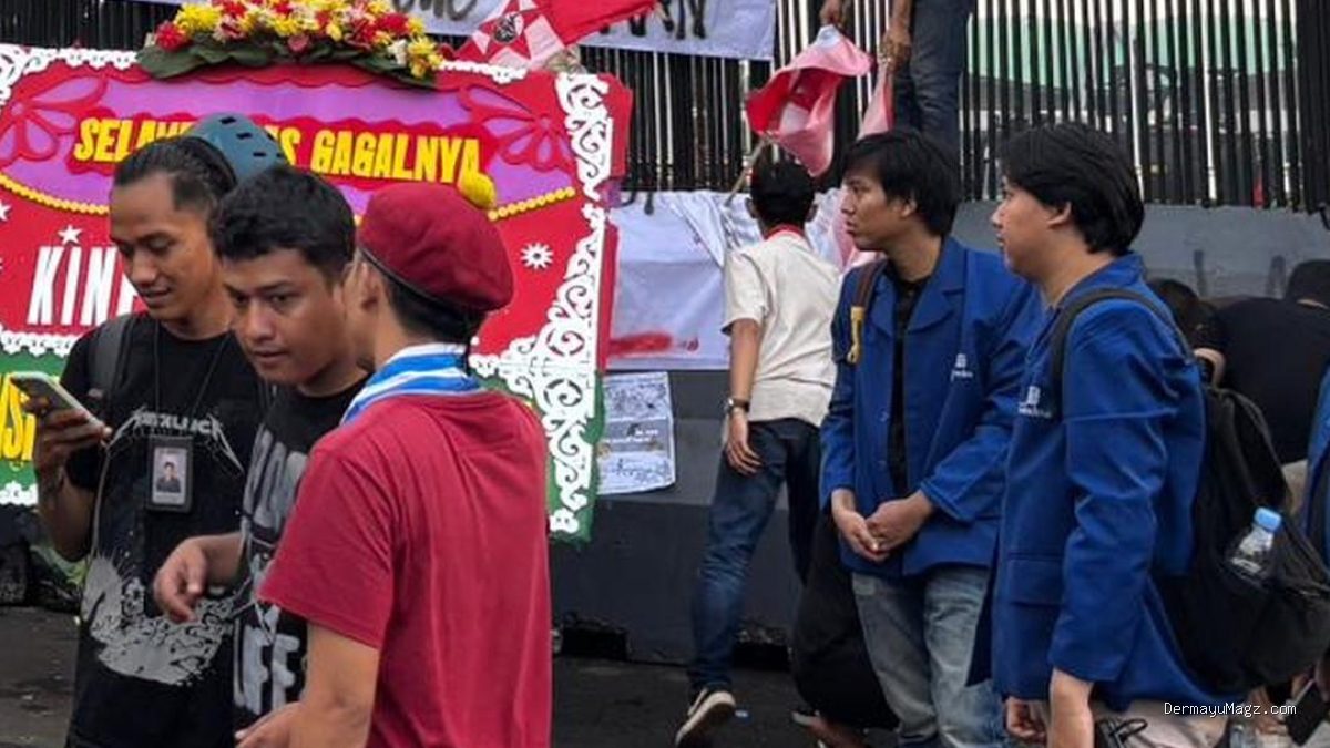 Mahasiswa Gelar Aksi di Gedung DPR Sambil Membawa Karangan Bunga