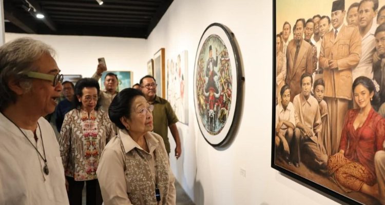Megawati dan GKR Hemas Meresmikan Pameran Mata Hati Soekarno