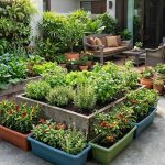 Menata Halaman Cor Agar Tetap Berfungsi untuk Berkebun