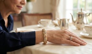 Model Gelang Emas Tiga Warna Gaya Twist untuk Wanita Dewasa
