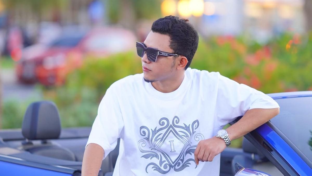 Musisi dan Pengusaha IDRRD Raih Popularitas Melalui Lagu Ade Baju Hitam