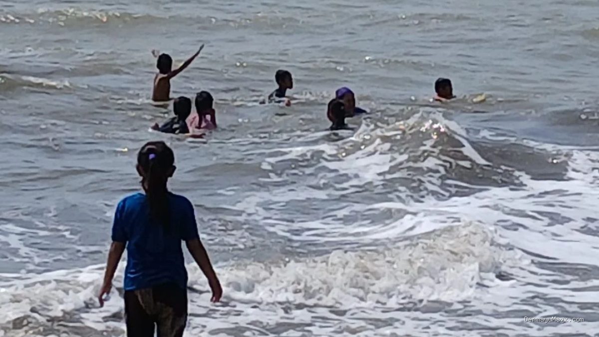 Pantai Tanjungpura Sukra: Pesona Alam Primadona Wisatawan Lokal Akhir Pekan