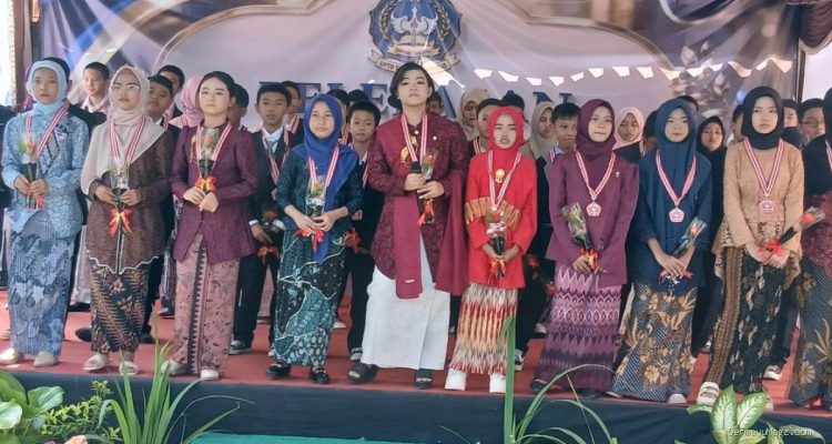 Pelepasan Siswa Kelas VI dan Kenaikan Kelas SDN 1 Haurgeulis Penuh Haru