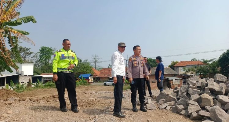 Polsek Losarang Antisipasi Macet Proyek Jembatan Cilogog