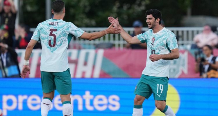 Portugal Hentikan Perlawanan Chili dalam Drama 10 Pemain