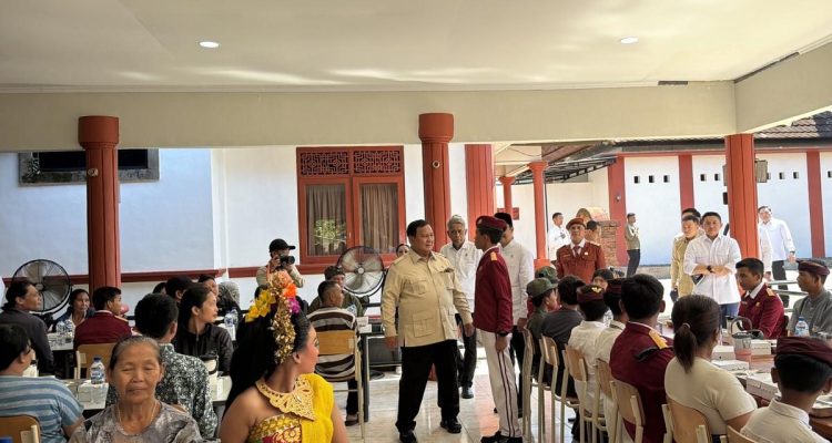 Prabowo Hadiri Santap Siang Bersama Murid Sekolah Rakyat Bali