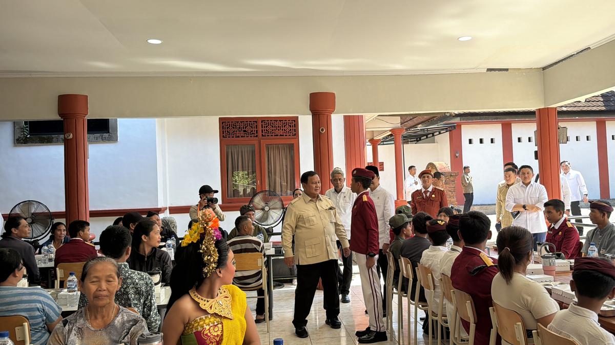 Prabowo Hadiri Santap Siang Bersama Murid Sekolah Rakyat Bali