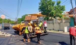 Proyek Hotmix Perjuangan Disorot: Warga Pertanyakan Pengawasan Lapangan