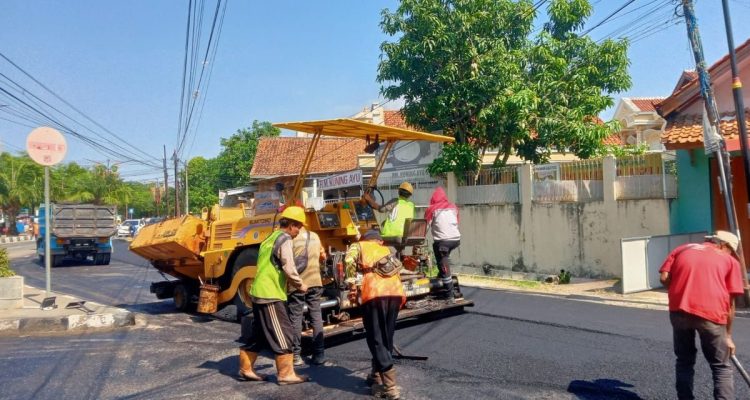 Proyek Hotmix Perjuangan Disorot: Warga Pertanyakan Pengawasan Lapangan